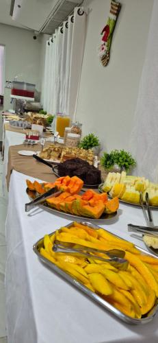 - un buffet de fruits et légumes sur une table dans l'établissement Pousada Apatej, à Peruíbe