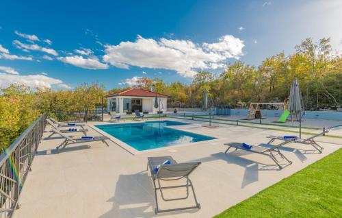 een zwembad met ligstoelen en een zwembad bij Villa Lea-Makarska by Villas Guide in Grubine