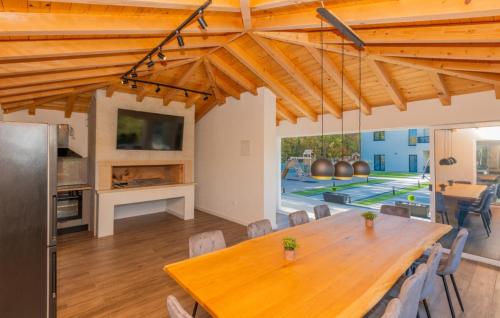 een grote eetkamer met een houten tafel en stoelen bij Villa Lea-Makarska by Villas Guide in Grubine