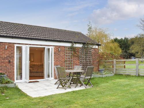 ScagglethorpeにあるDelamere House- The Snugの裏庭のパティオ(テーブル、椅子付)