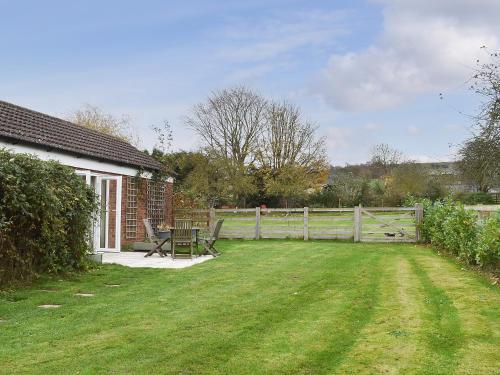 ScagglethorpeにあるDelamere House- The Snugの裏庭(テーブル、柵付)