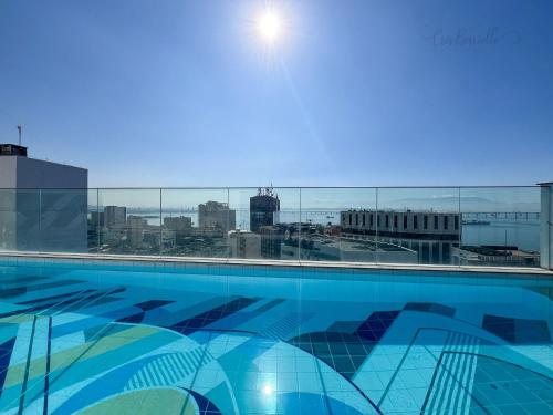 a large swimming pool on top of a building at Skylux 405 e 603 in Rio de Janeiro
