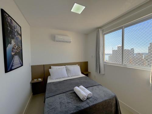 メイア・プライアにあるApto a 750m do Mar c/ varanda e churrasq. GVT2105のベッドとタオル2枚のある寝室