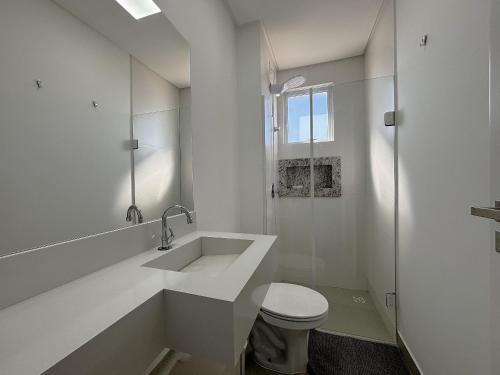 メイア・プライアにあるApto a 750m do Mar c/ varanda e churrasq. GVT2105の洗面台とトイレを備えた白いバスルーム