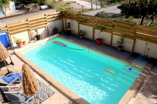 La alberca dentro o cerca de LES HAUTS DE BARROU Chambres d'Hotes