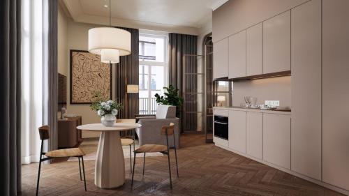 Una cocina con una mesa y un comedor. en Carillon Aparthotel - Keystone Collection, en Riga