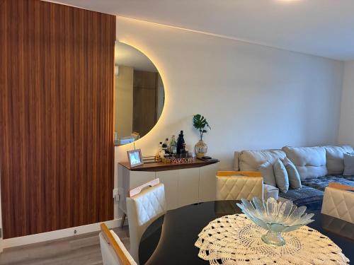 een woonkamer met een tafel en een bank bij Sunshine 601 in Balneário Camboriú