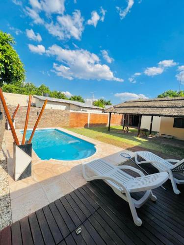 Swimmingpoolen hos eller tæt på Casa con pileta y quincho