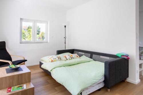 ein Schlafzimmer mit einem Bett und einem Fenster in der Unterkunft Maison 3 chambres avec terrasse côté champ in Illfurth