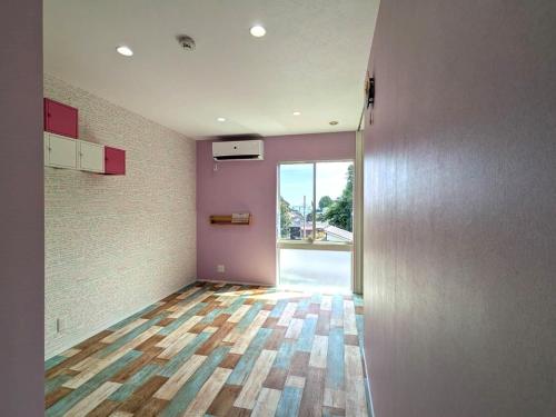 een kamer met een gang met een paarse deur bij Manazuru ALOHA - Vacation STAY 12678v in Manazuru