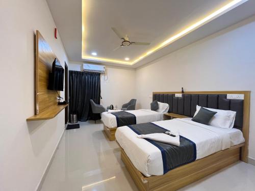 Giường trong phòng chung tại Hotel Vamshi Elite