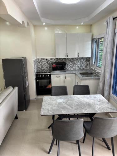 Kuchyň nebo kuchyňský kout v ubytování Kotu Heights Apartments