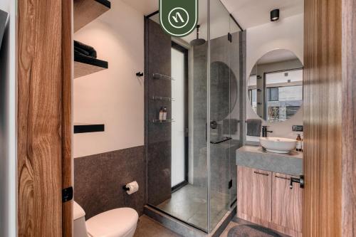 Et badeværelse på Brand New 2 BR Condo in Roma Norte - Rooftop