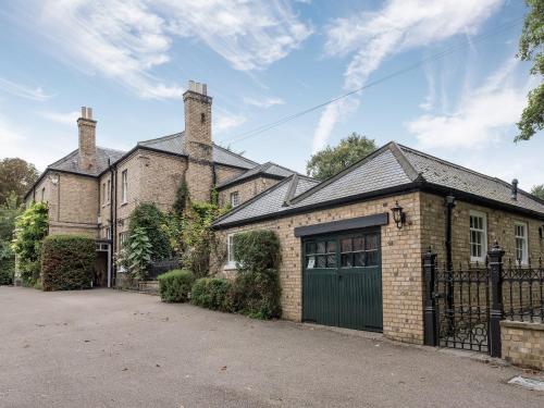 Wainfleet All SaintsにあるNortholme Hallの緑のガレージ付きの大きなレンガ造りの家