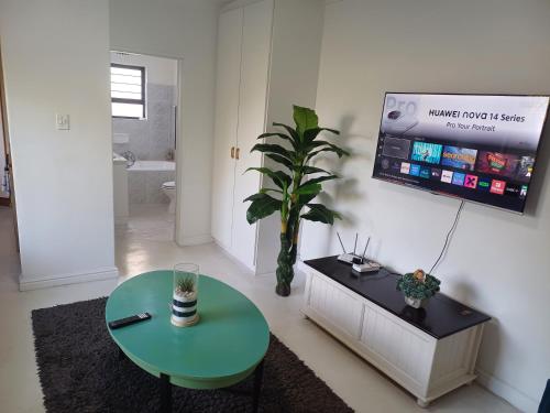 TV a/nebo společenská místnost v ubytování Greens Golf Course Apartment