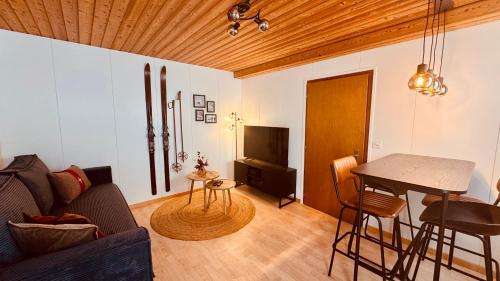 Μια τηλεόραση ή/και κέντρο ψυχαγωγίας στο AlpinRetro-Apartment I Stylisch & zentral I See & Berge I Luzern I Zürich I Stoos I Rigi