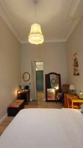 een slaapkamer met een bed en een kamer met een spiegel bij Marilou and Dalibor's room in Brussel