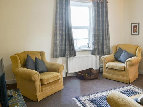 - un salon avec deux chaises et une fenêtre dans l'établissement Marley's Retreat, à Seaton Delaval