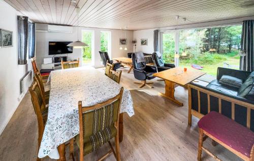 Et opholdsområde på 3 Bedroom Stunning Home In Tarm