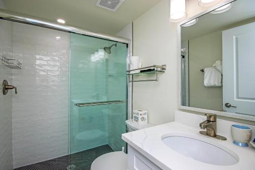Vannituba majutusasutuses 1st Floor Sanibel Condo Steps From The White Sands Of The Gulf Of Mexico 5D1