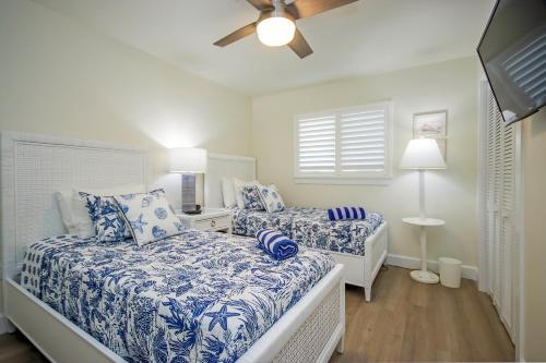 Voodi või voodid majutusasutuse 1st Floor Sanibel Condo Steps From The White Sands Of The Gulf Of Mexico 5D1 toas