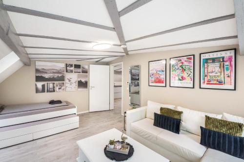 un salon avec un canapé blanc et une table dans l'établissement Am Röntgenmuseum, à Blume