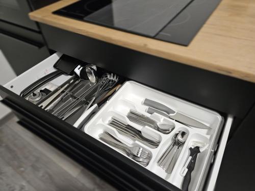 eine Schublade in einer Küche mit Utensilien darin in der Unterkunft Relax in der Röntgenstadt in Blume