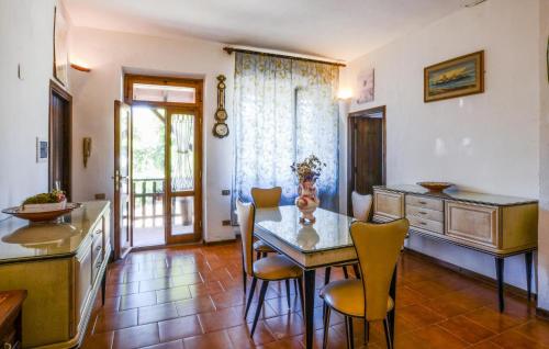 4 Bedroom Stunning Home In Roccastrada في روكاسترادا: مطبخ مع طاولة وكراسي في الغرفة
