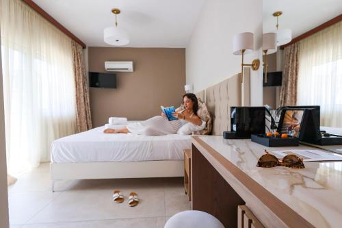 เตียงในห้องที่ Alkyonis Hotel