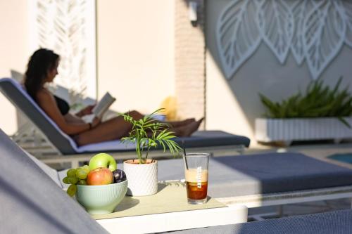 un tavolo con frutta e una bevanda in un patio di Alkyonis Hotel a Nea Kalikratia
