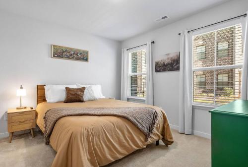 Giường trong phòng chung tại Beautiful Walkable 3-BR Midterm in Richmond Suburb