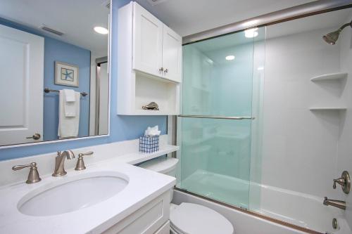 een badkamer met een wastafel en een glazen douche bij Enchanting 2nd floor condo on Sanibel Island 4D2 in Sanibel