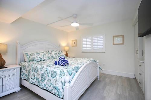 Ένα ή περισσότερα κρεβάτια σε δωμάτιο στο Serene Sandalfoot condo steps from the beach Sanibel Island 1B2