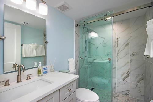 Ένα μπάνιο στο Serene Sandalfoot condo steps from the beach Sanibel Island 1B2