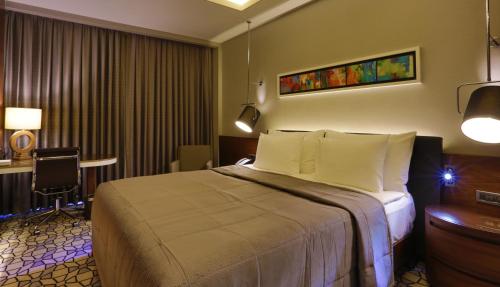 Tempat tidur dalam kamar di Royal Stay Palace Hotel