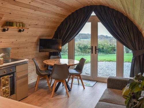 eine Küche und ein Esszimmer mit Tisch und Stühlen in der Unterkunft Hayfield Haven-Uk40691 in Crowhurst