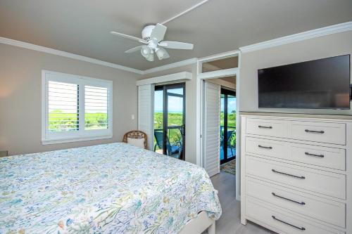 Voodi või voodid majutusasutuse 2BR 1st floor beachfront condo on Sanibel Island Sandalfoot 5A1 toas