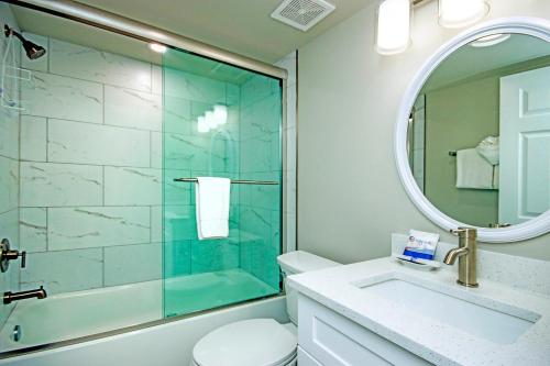 Vannituba majutusasutuses 2BR 1st floor beachfront condo on Sanibel Island Sandalfoot 5A1