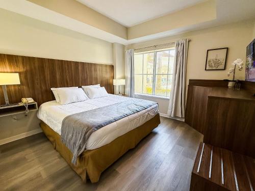 Modern Flat 4min from Universal Up to 4 Guests في أورلاندو: غرفة نوم بسرير كبير ونافذة