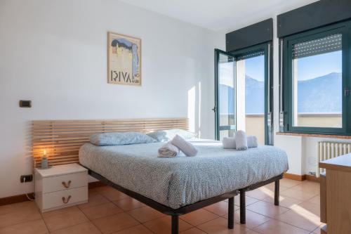 加尔达湖滨La Terrazza di Vincent sul Garda的一间卧室，里面有一张床和一扇大窗户。