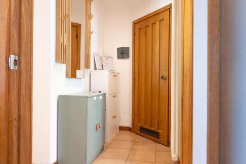 加尔达湖滨La Terrazza di Vincent sul Garda的一间带冰箱的小厨房