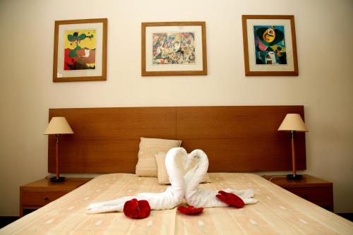 a bedroom with a bed with two swans dressed in towels at Alagoa Azul in Altura