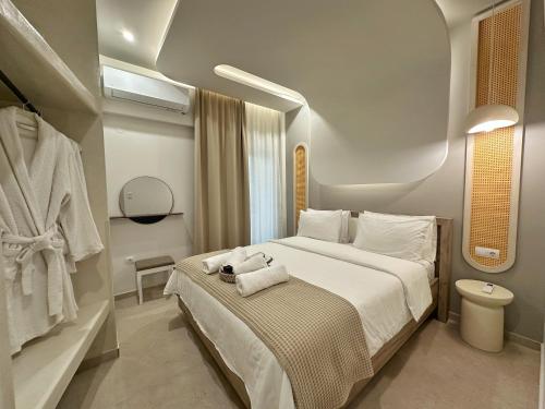 Ένα ή περισσότερα κρεβάτια σε δωμάτιο στο NOÈA Luxury Suites