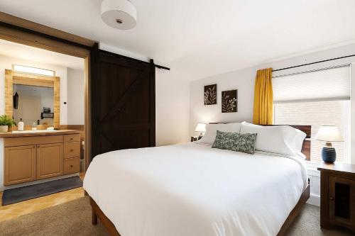 Ένα ή περισσότερα κρεβάτια σε δωμάτιο στο Snowcreek Suite - Ponderosa