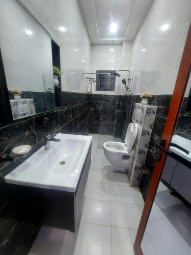 un bagno con lavandino e WC di Appartement paisible a Dakar