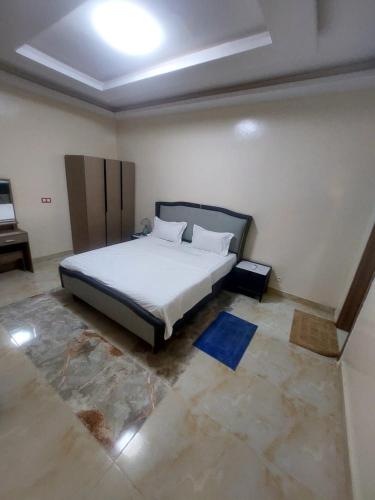 una camera da letto con un letto in una stanza con un pianoforte di Appartement paisible a Dakar