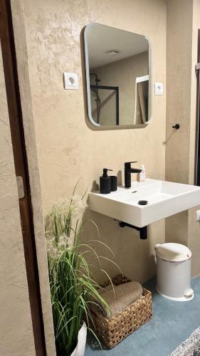 Ένα μπάνιο στο Newly Renovated Studio with Private Entrance