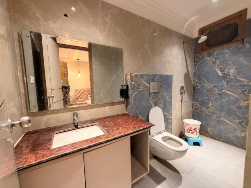 Un baño con lavabo e inodoro en Ashirwad Lucknow, en Lucknow