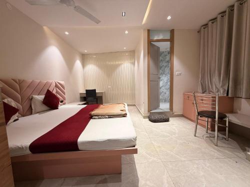 Un dormitorio con una cama grande y un escritorio. en Ashirwad Lucknow, en Lucknow