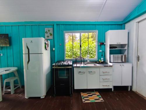 Η κουζίνα ή μικρή κουζίνα στο Simplicidade em meio a Natureza -com acesso ao rio